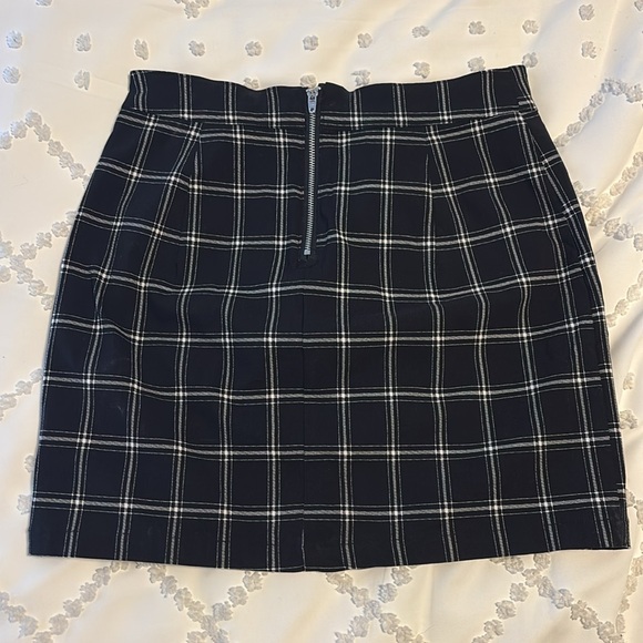 Garage Plaid Mini-Skirt - Picture 2 of 3